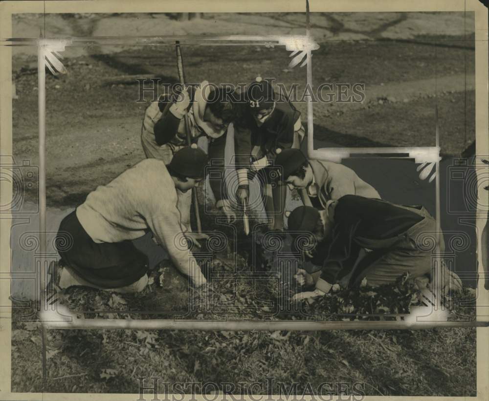 1928, Students at Milwaukee-Downer College on "treasure" hunt - Historic Images