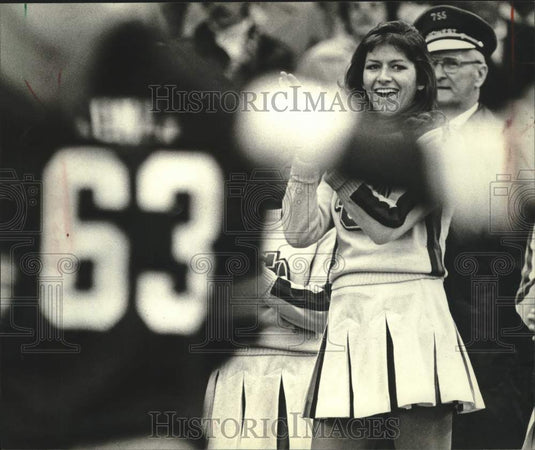 1981 Press Photo Laurie Herlach cheers for the Green Bay Packers NFL victory. - Historic Images
