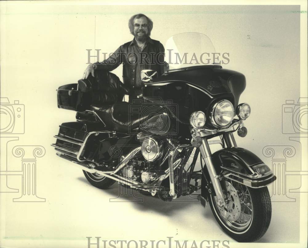 1987 Press Photo Harley Davidson Vice President Willie G. Davidson with bike. - Historic Images