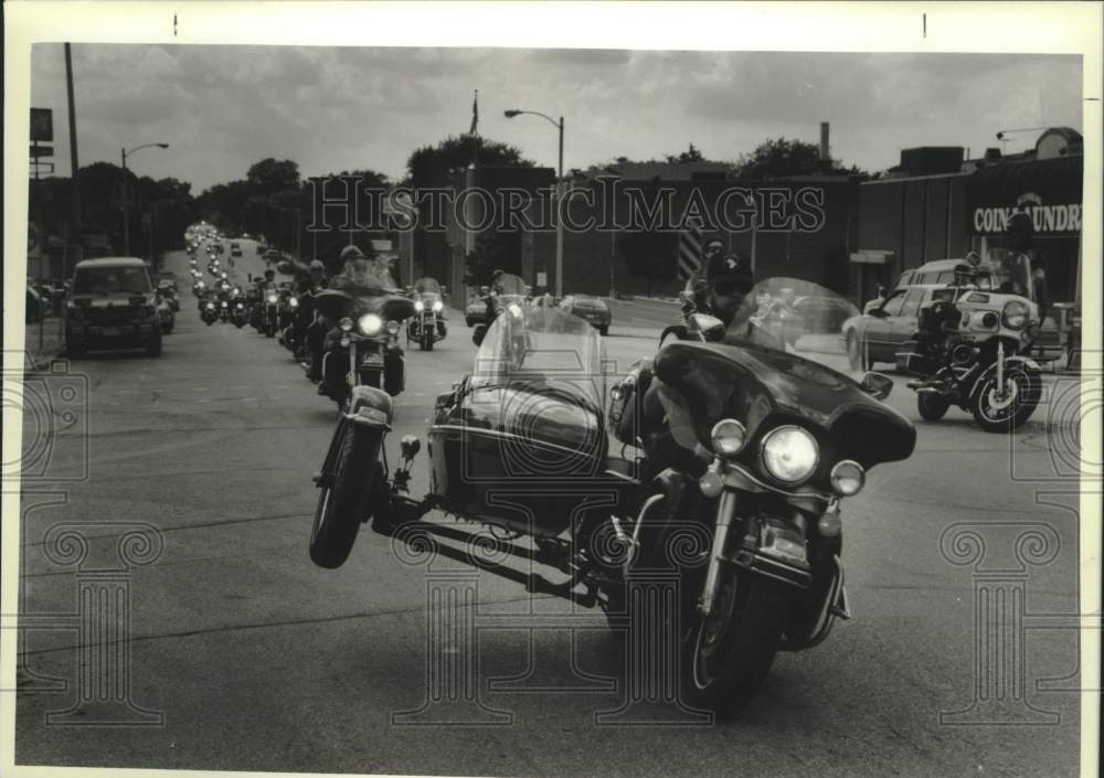 1993 Press Photo Motorcycle driver tips his sidecar during Harley-Davidson rally - Historic Images