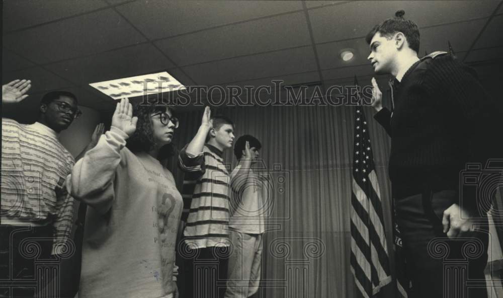 1991 Press Photo New Marine recruits sworn in at the Milwaukee Induction Center - Historic Images