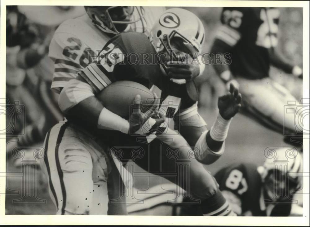 1980 Press Photo Green Bay Packer Football Carrier Mike McCoy Gets Hand In Face - Historic Images