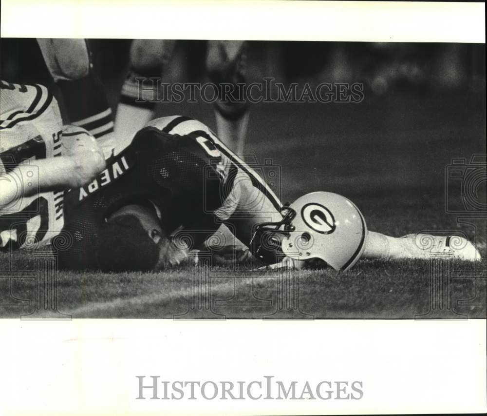 1980 Press Photo Green Bay Packers&#39; Eddie Lee Ivery holds his head, football - Historic Images