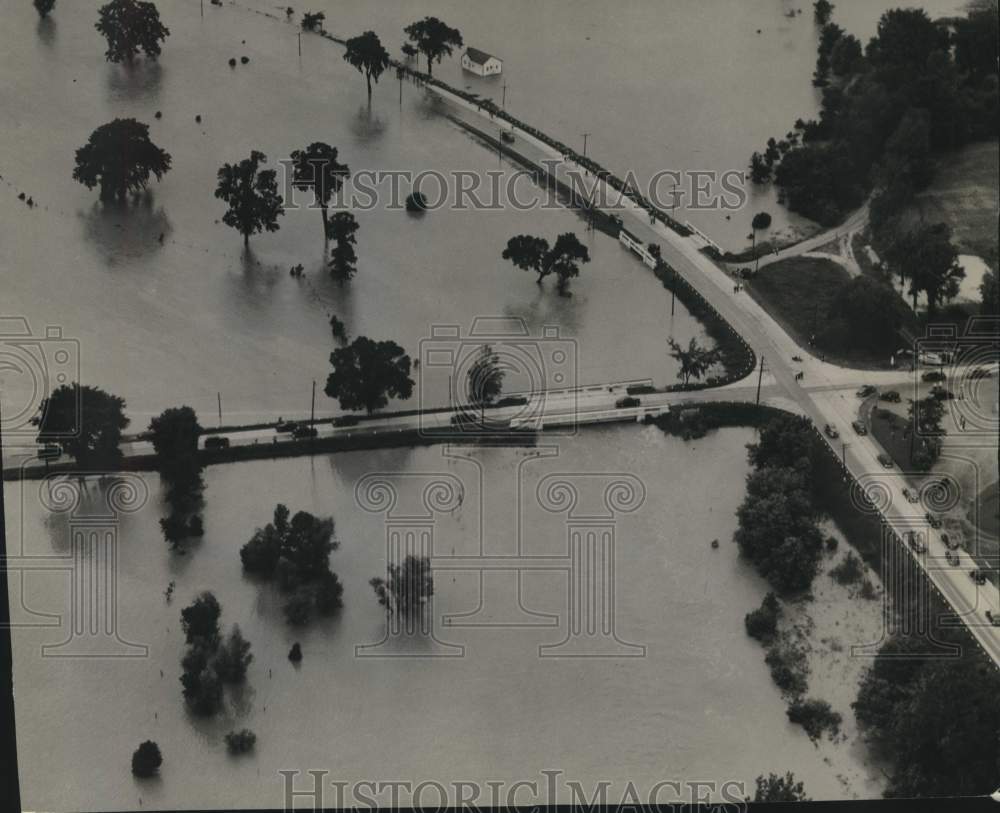 Press Photo Aerial view of flooding from the Menomonee inundating Milwaukee - Historic Images