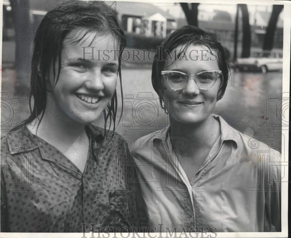 1959 Press Photo Rita Repinski &amp; Virginia Landkowski out in the rain, Milwaukee - Historic Images