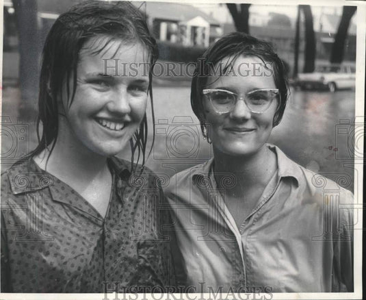 1959 Press Photo Rita Repinski & Virginia Landkowski out in the rain, Milwaukee - Historic Images