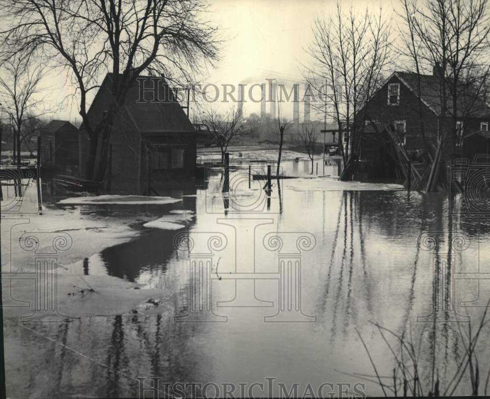 1949, streets flooded in the town of Lake in Wisconsin - mjc39438 - Historic Images