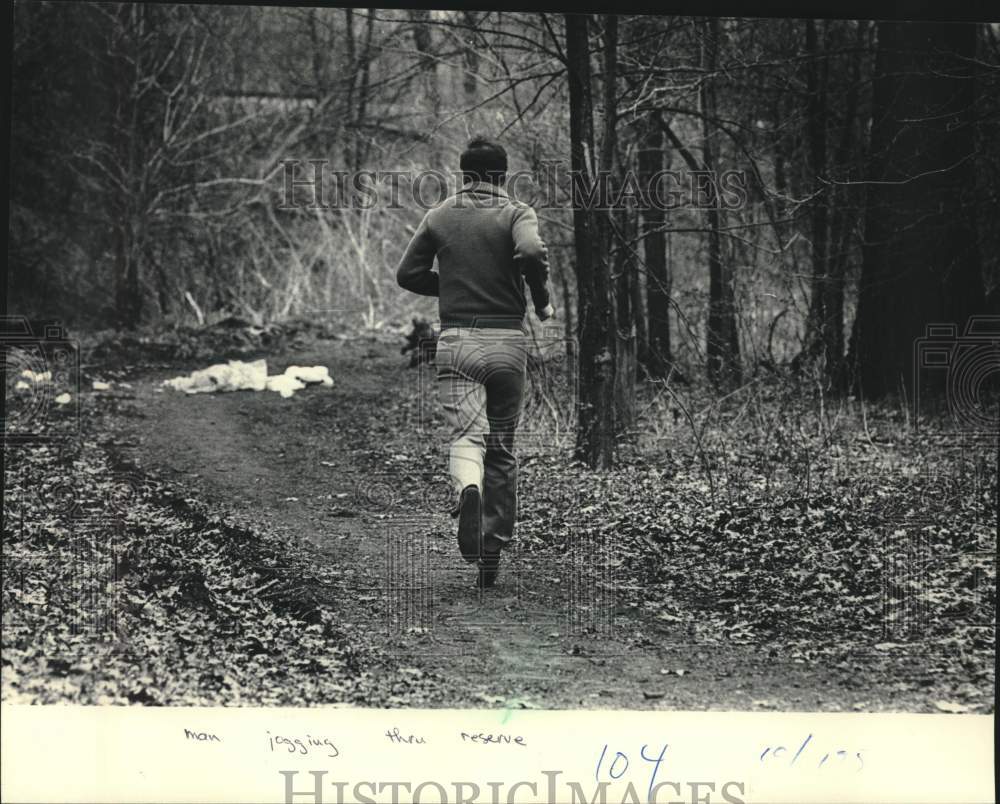 1983 Press Photo A jogger on a path in a wildlife refuge near Milwaukee - Historic Images