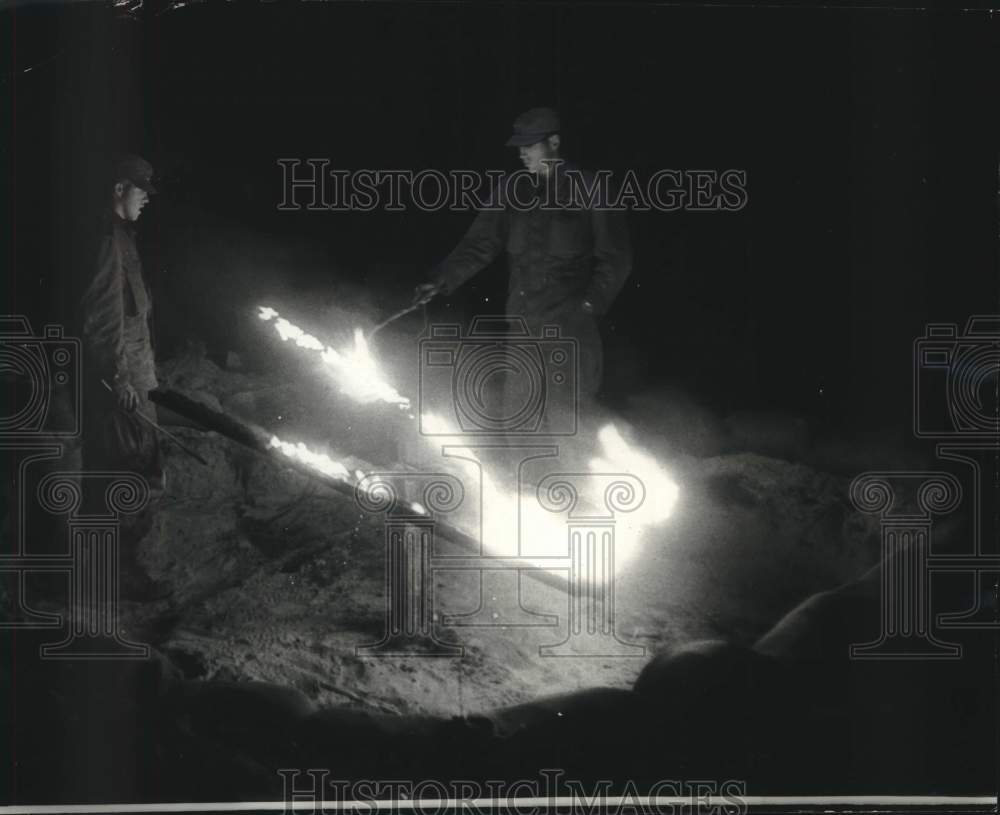 1985 Press Photo A flaming arrow used to direct Army aircraft at night - Historic Images