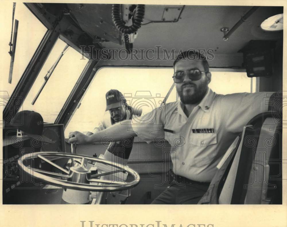 1983 Press Photo Milwaukee U.S Coast Guardsmen Clint Williams &amp; William Walker - Historic Images
