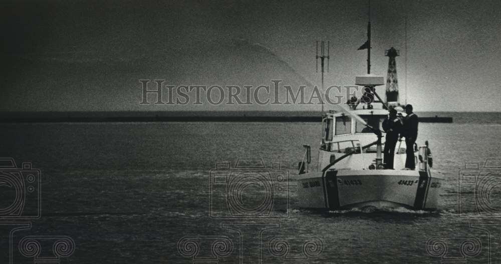 1983 Press Photo WI crewmen aboard U.S Coast Guard patrol boat, Lake Michigan - Historic Images