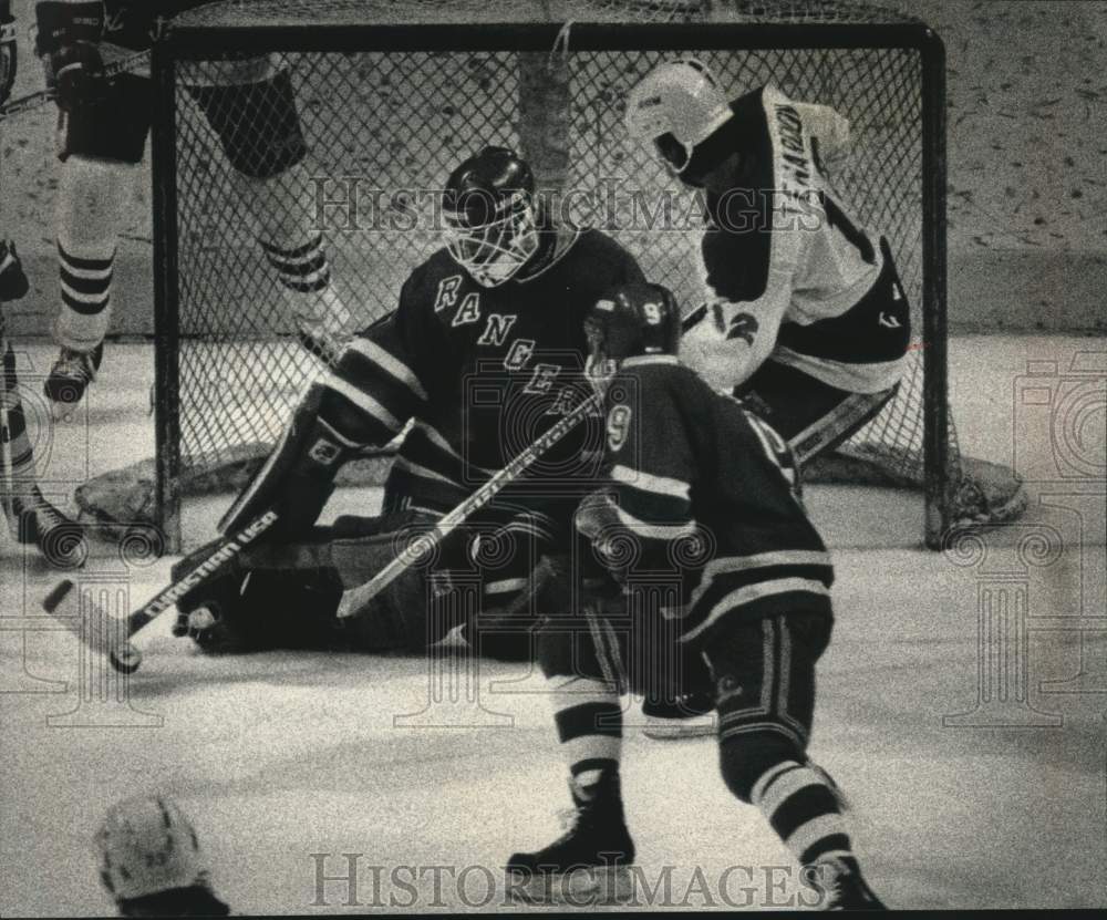 1989 Press Photo Ranger&#39;s Hockey goalie Scott Brower blocked Tim Lenardon&#39;s shot - Historic Images