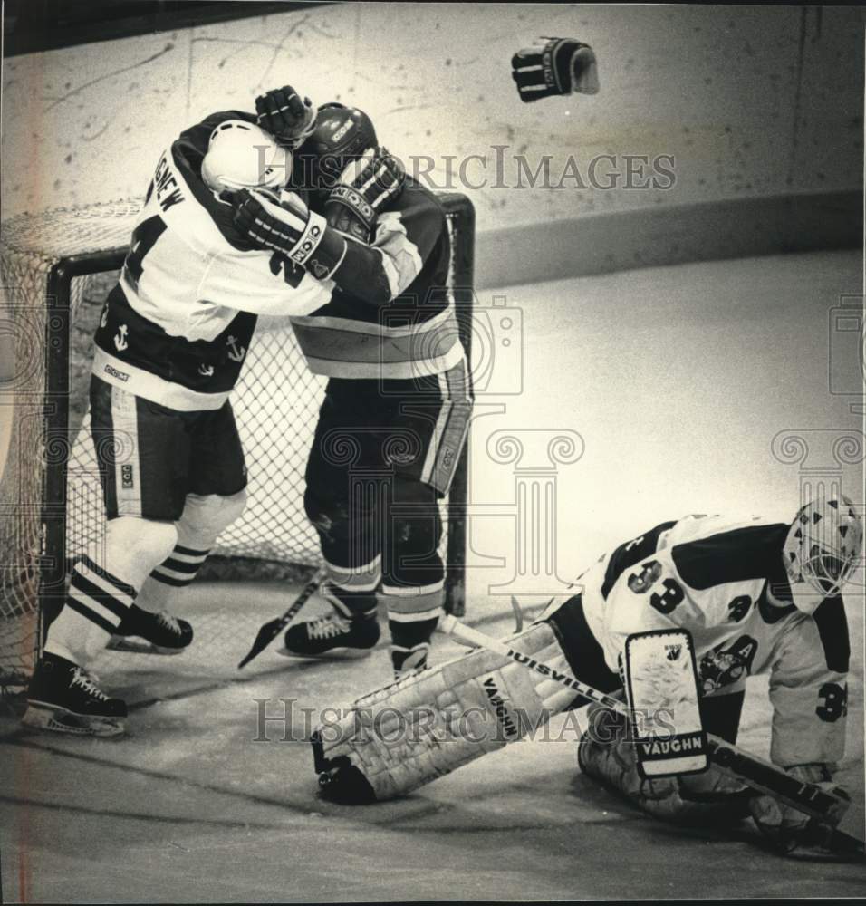 1989 Press Photo Admirals Jim Agnew fights Darin Smith, Hockey fight, Wisconsin - Historic Images