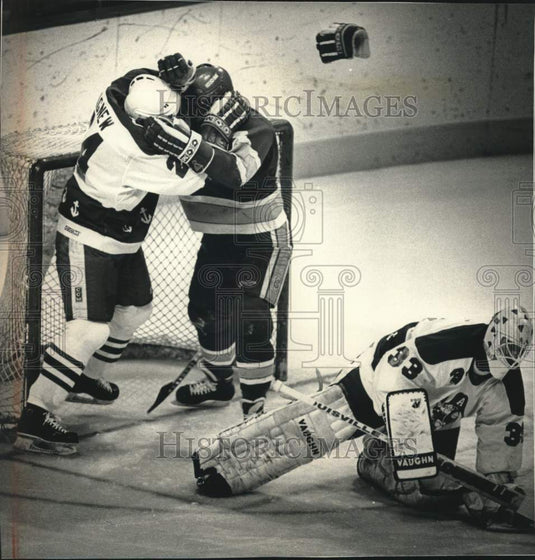 1989 Press Photo Admirals Jim Agnew fights Darin Smith, Hockey fight, Wisconsin - Historic Images