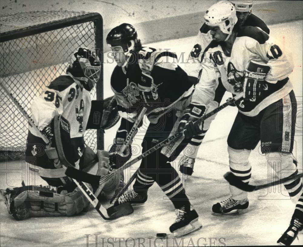 1989 Press Photo Milwaukee&#39;s Hockey Team, the Admirals battle Muskegon team, WI