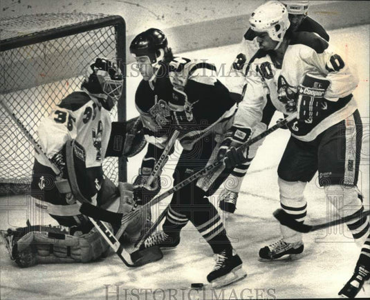 1989 Press Photo Milwaukee's Hockey Team, the Admirals battle Muskegon team, WI