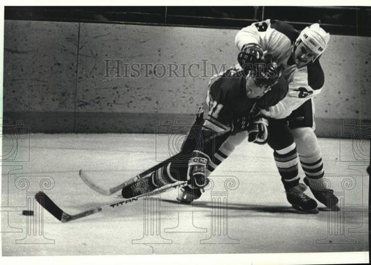 1990 Press Photo Milwaukee Admirals' Dan Gibson checks Bryan Deasly - mjc39505 - Historic Images