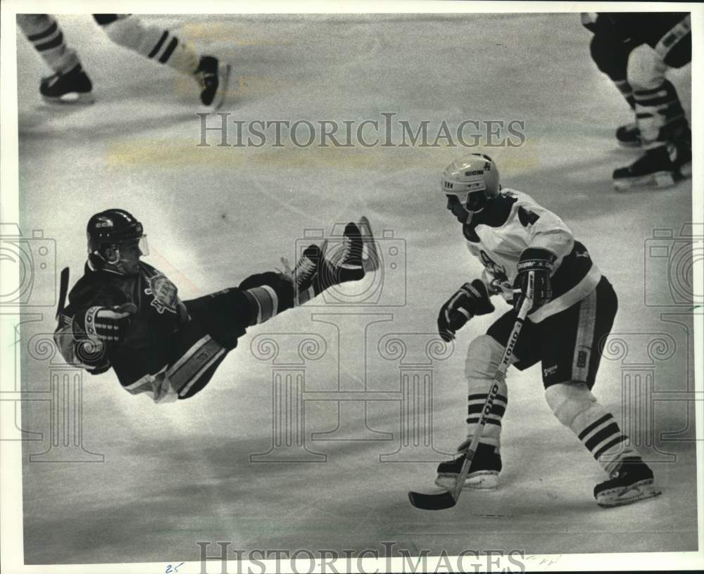 1990 Press Photo Milwaukee Admirals&#39; Ian Kidd plays against Richard Pion - Historic Images