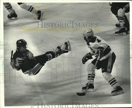 1990 Press Photo Milwaukee Admirals' Ian Kidd plays against Richard Pion - Historic Images