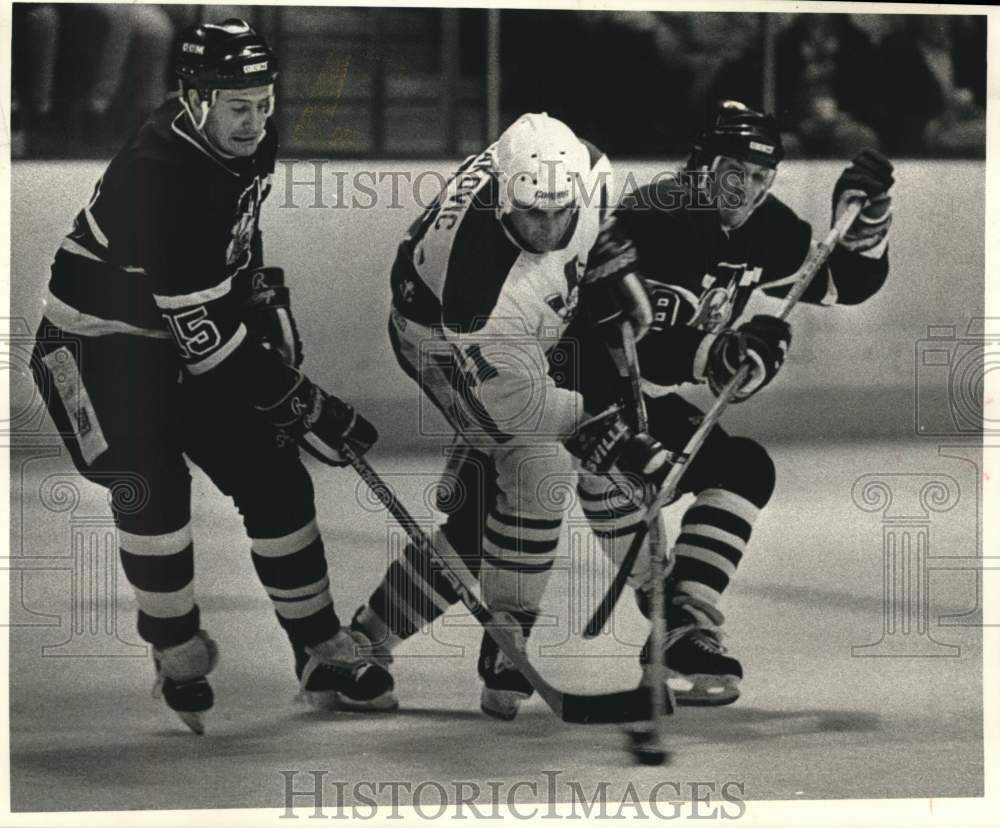 1990 Press Photo Milwaukee Admirals&#39; Peter Bakovic between Fort Wayne players - Historic Images