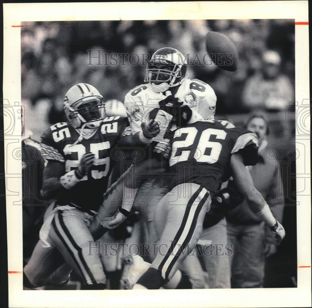 1992 Press Photo Packers&#39; Clark, Cecil Break Up Football Pass To Eagles&#39; Barnett - Historic Images