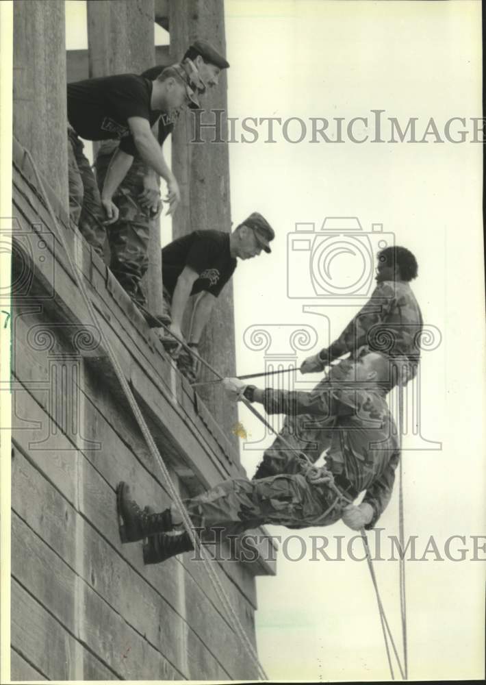 1991 Press Photo Army trainees rappel down wall, ROTC Summer Camp, Fort Lewis WA - Historic Images