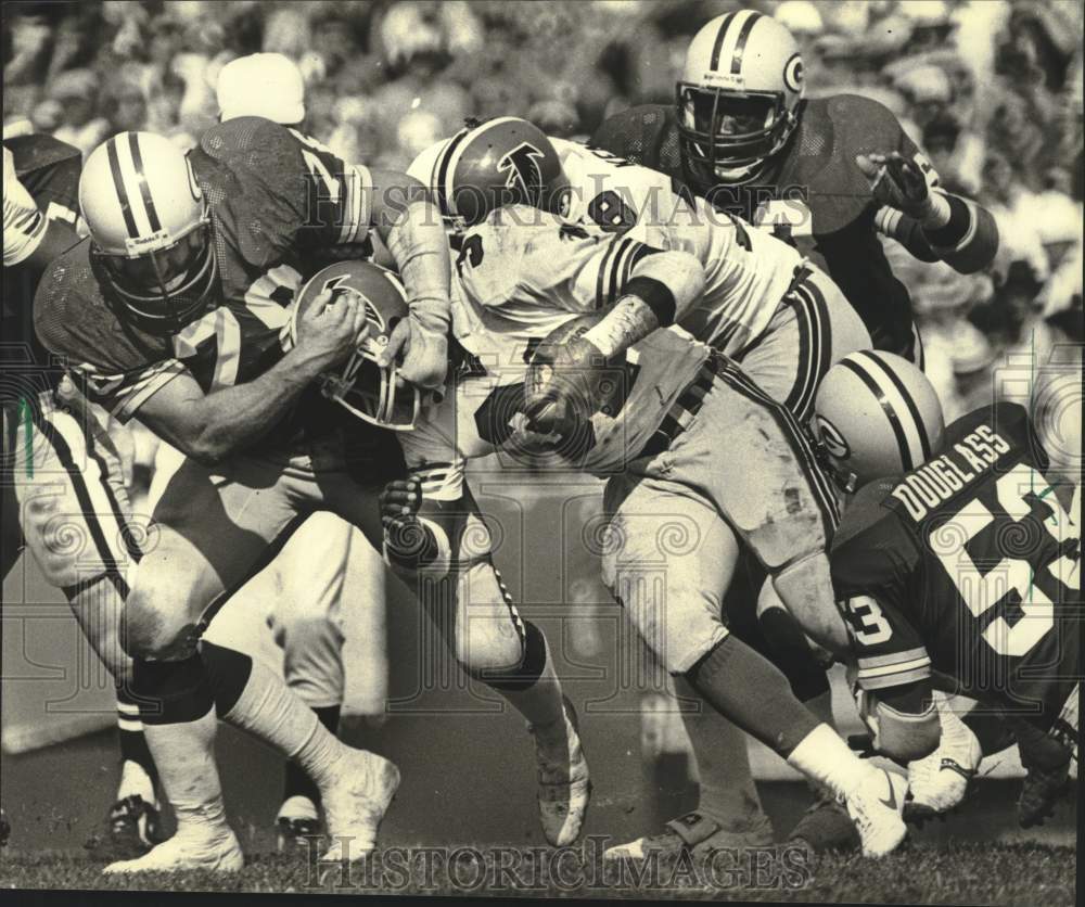 1981 Press Photo Atlanta&#39;s Will Andrews tackled by Green Bay Packer&#39;s, football - Historic Images