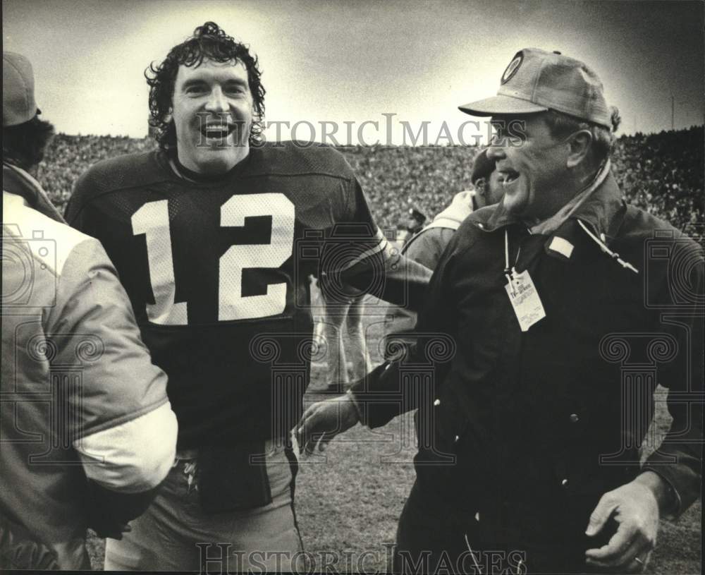 1981 Press Photo Green Bay Packers football player &amp; coach laughing - mjc39549 - Historic Images