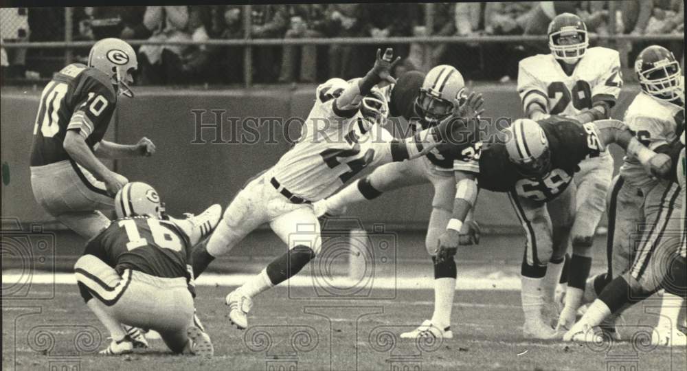 1981 Press Photo Green Bay Packers &amp; New York Giants football, County Stadium - Historic Images