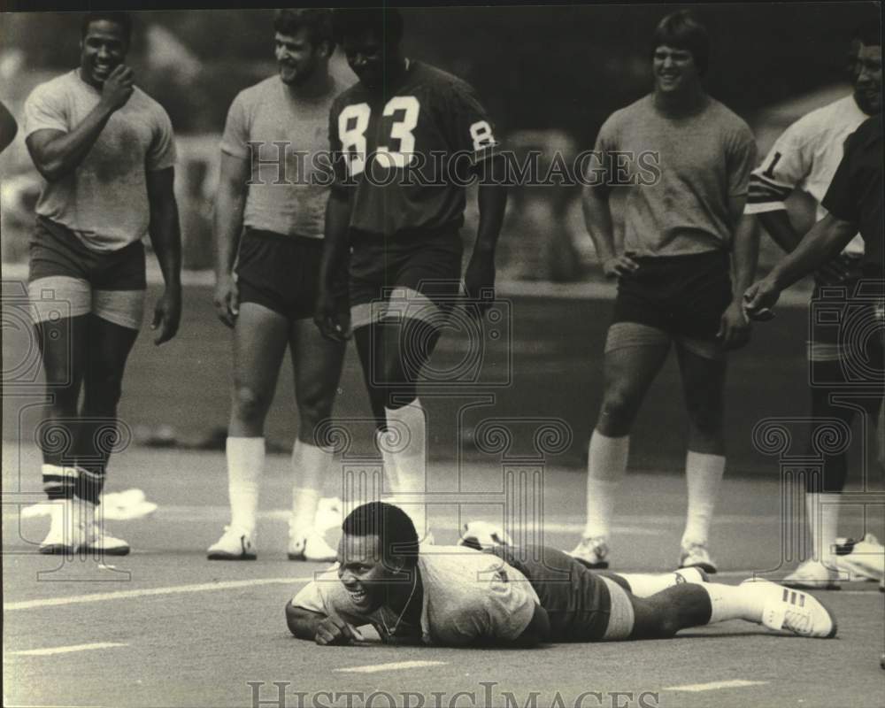 1984 Press Photo Green Bay Packer Mike Douglas slips during agility drill - Historic Images