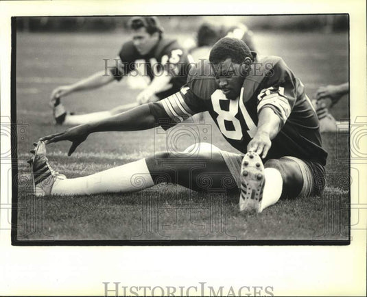 1981 Press Photo Gary Lewis at Green Bay Packer camp, others, working out. - Historic Images