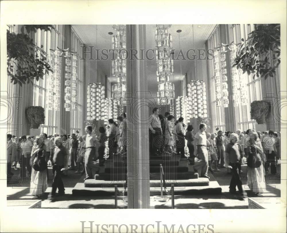 1977 Press Photo Audience leaving JFK Center after performance, Washington D.C. - Historic Images