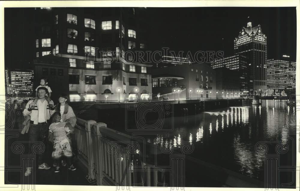 1989 Press Photo Mike and Anna Chase, kids, on bridge over river, Milwaukee. - Historic Images