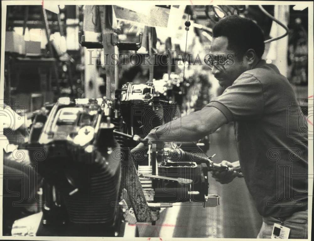 1991 Press Photo Harley-Davidson&#39;s Theodis Euell in assembly plant, Wauwatosa - Historic Images