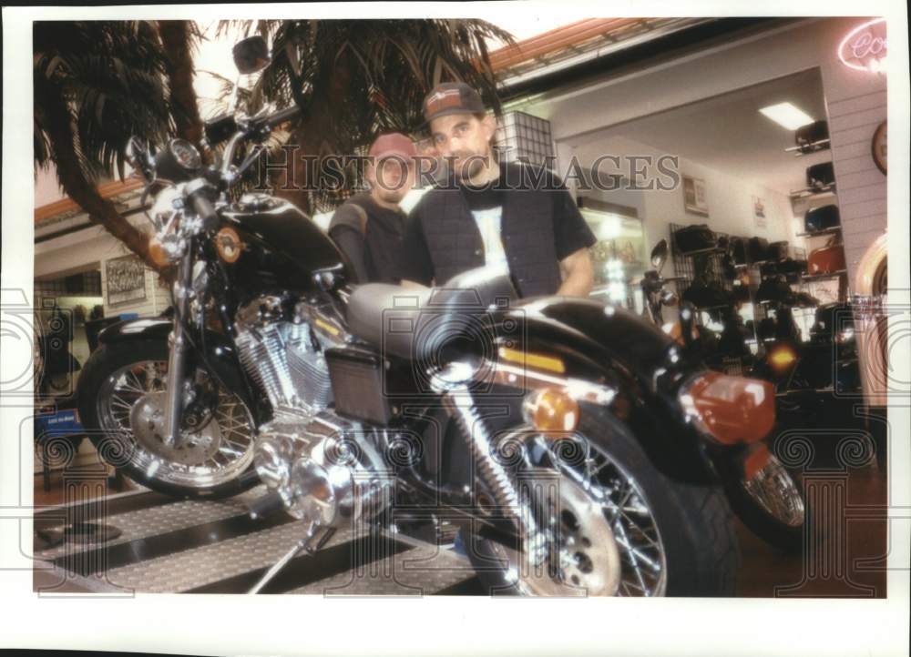 1994 Press Photo Reiner Schmidt owns this Harley-Davidson dealership in Berlin - Historic Images