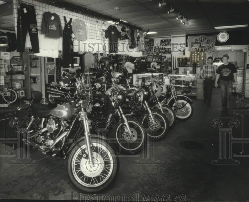 1994 Press Photo inside Suburban Motors Harley-Davidson Store, Thiensville, WI - Historic Images
