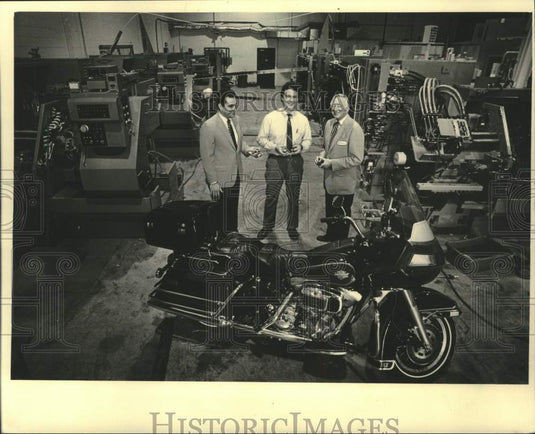 1985 Press Photo Basic International Corp. President Ernest C. Lynfoot & others - Historic Images