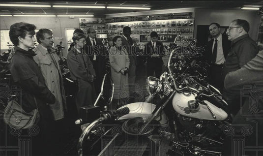1989 Press Photo Corporate investors visiting the House of Harley-Davidson, WI - Historic Images