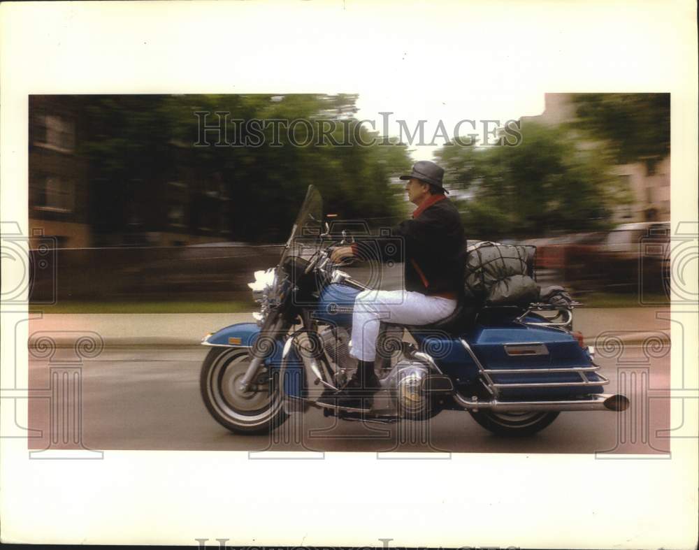 1993 Press Photo Rex Bussert rides Harley-Davidson motorcycle in Milwaukee, WI - Historic Images