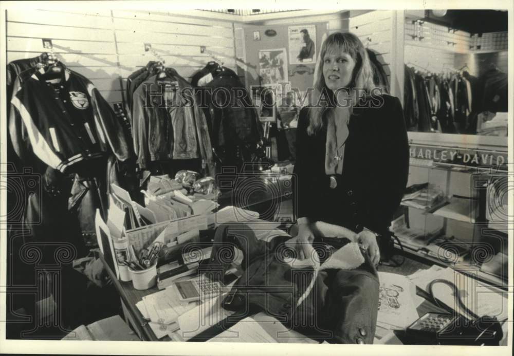 1990 Press Photo Karen Davidson head of Harley-Davidson&#39;s clothing design, WI - Historic Images