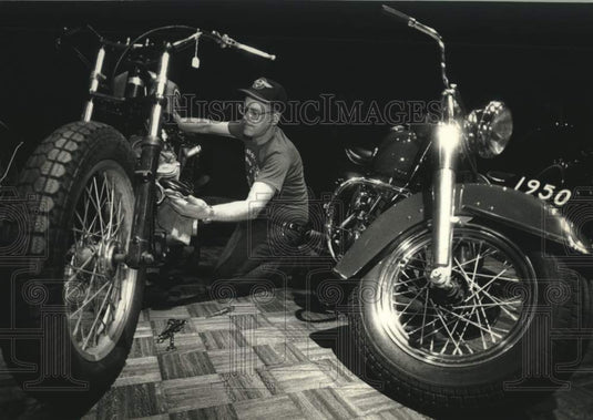 1993 Press Photo Raymond Schlee cleans Harley-Davidson motorcycle, Milwaukee - Historic Images