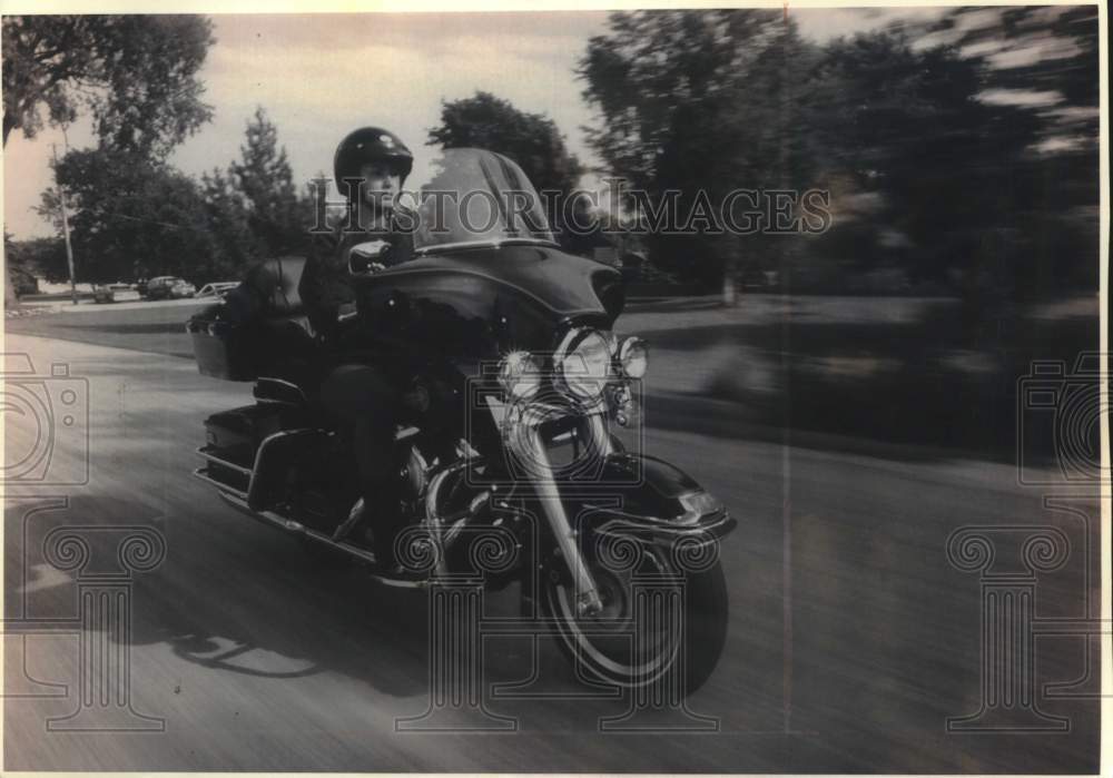 1992 Press Photo Linda Peavey riding her Harley-Davidson Motorcycle - mjc39612 - Historic Images