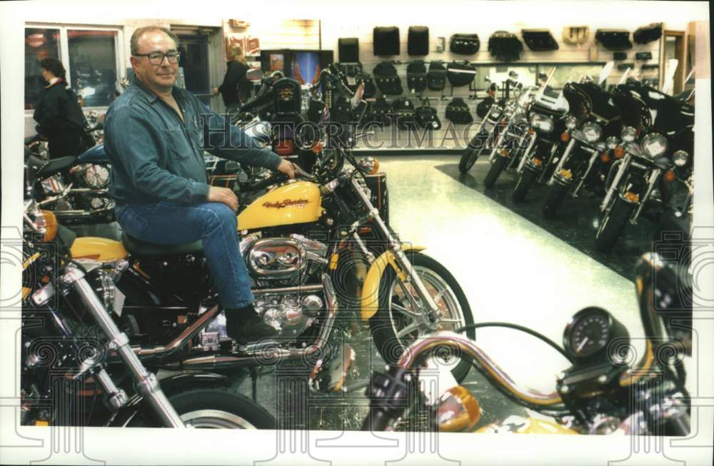 1994 Press Photo Jerry Renner sits on Harley-Davidson motorcycle in Greenfield - Historic Images