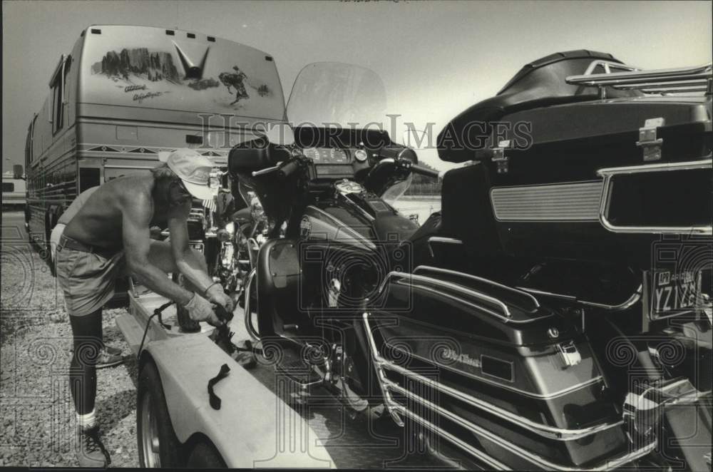 1993 Press Photo Sam Ragland packs up, Harley-Davidson 90th Anniversary, WI - Historic Images