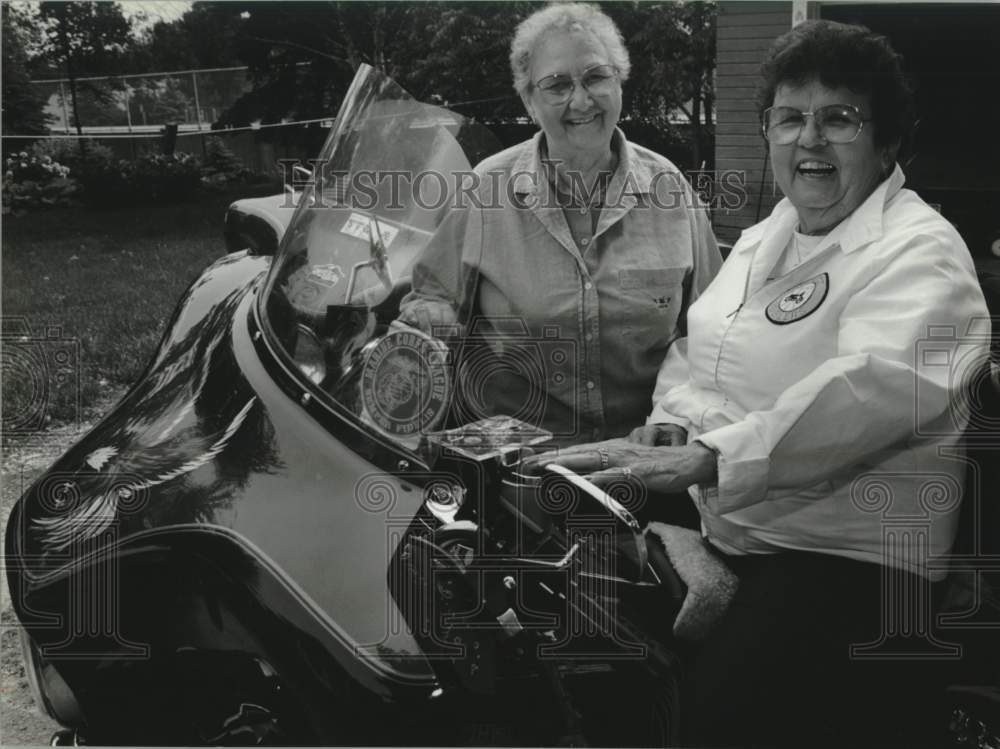 1993 Press Photo Harley enthusiasts Betty Schmidt &amp; Peggy Biehl, Harleyfest, WI - Historic Images