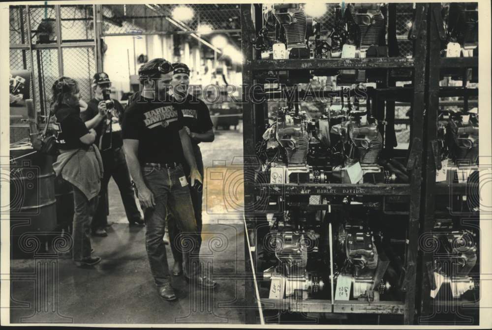 1993 Press Photo Harley-Davidson 85th anniversary assembly warehouse tour, WI - Historic Images