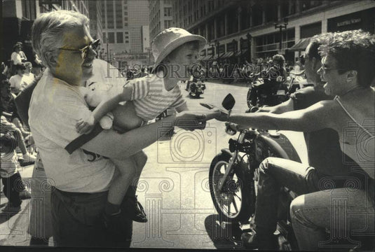 1993 Press Photo Andrew Ryan high fives Harley-Davidson parade riders, Wisconsin - Historic Images