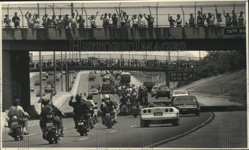 1993 Press Photo Crowds on overpasses wave to bikers heading to Summerfest, WI - Historic Images