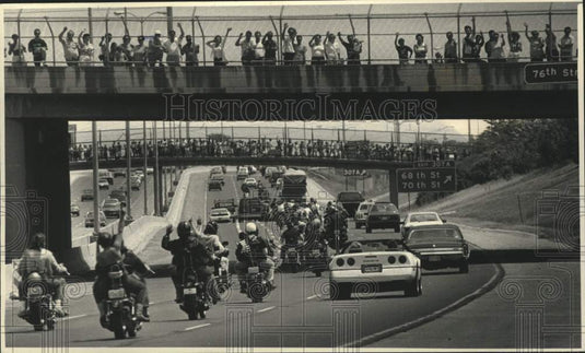 1993 Press Photo Crowds on overpasses wave to bikers heading to Summerfest, WI - Historic Images