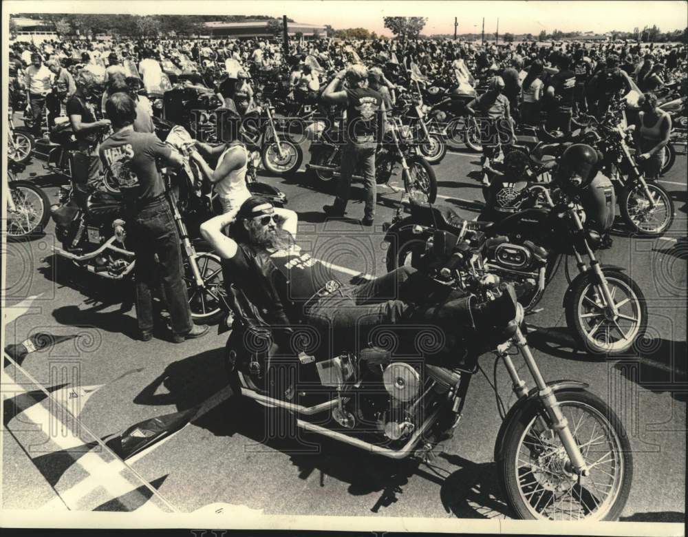 1988 Press Photo Robert Williams relaxed on his bike at Waukesha County College - Historic Images